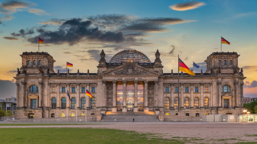 Deutscher Bundestag im Abendlicht